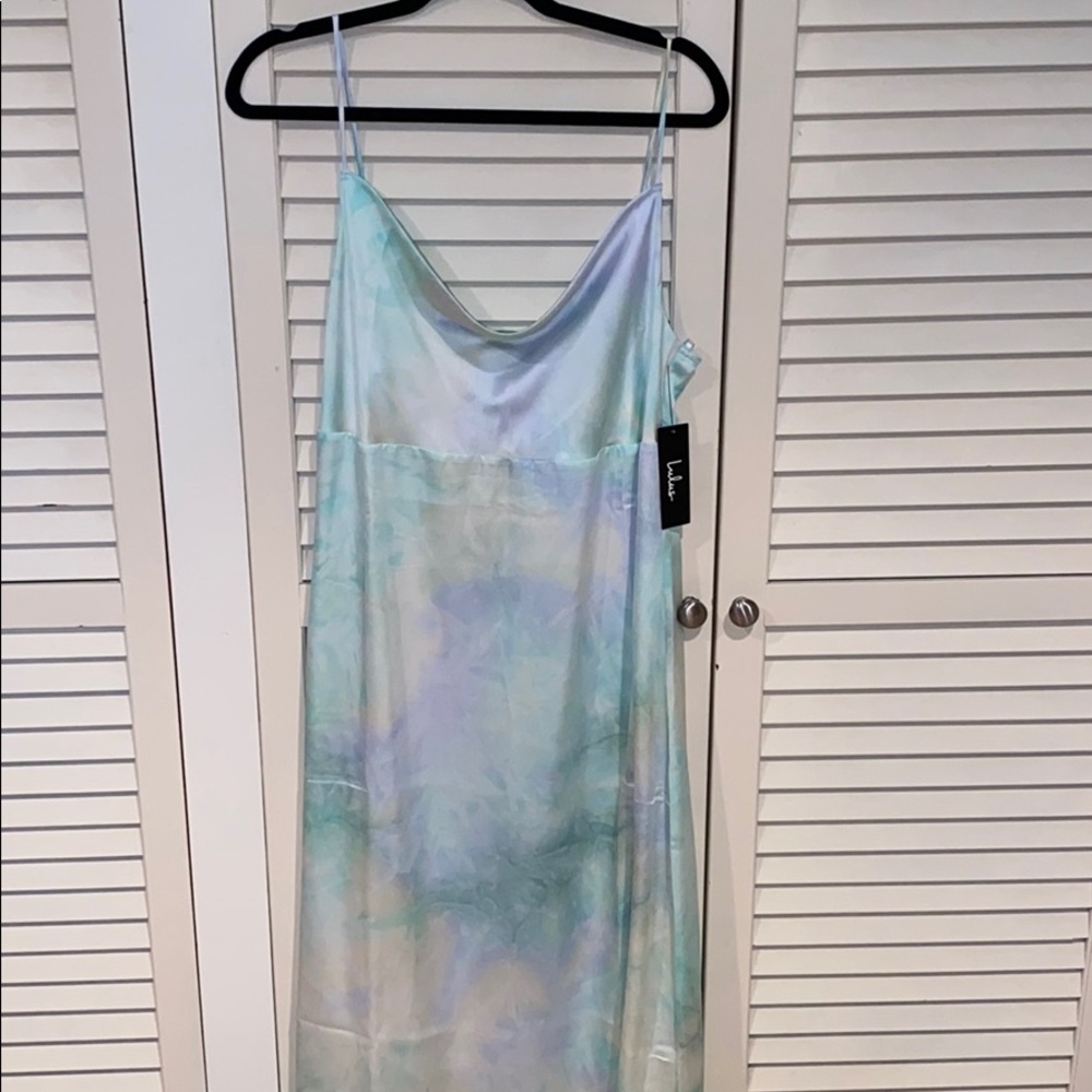 NWT | Lulu’s | Tie dye satin cowl neck slip dress